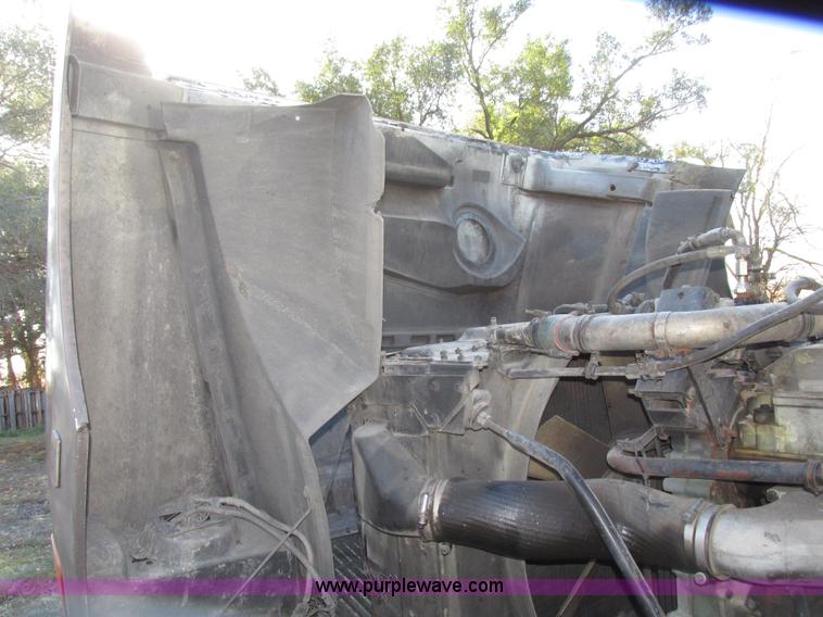 image for item G9906 1989 Volvo WIA semi truck