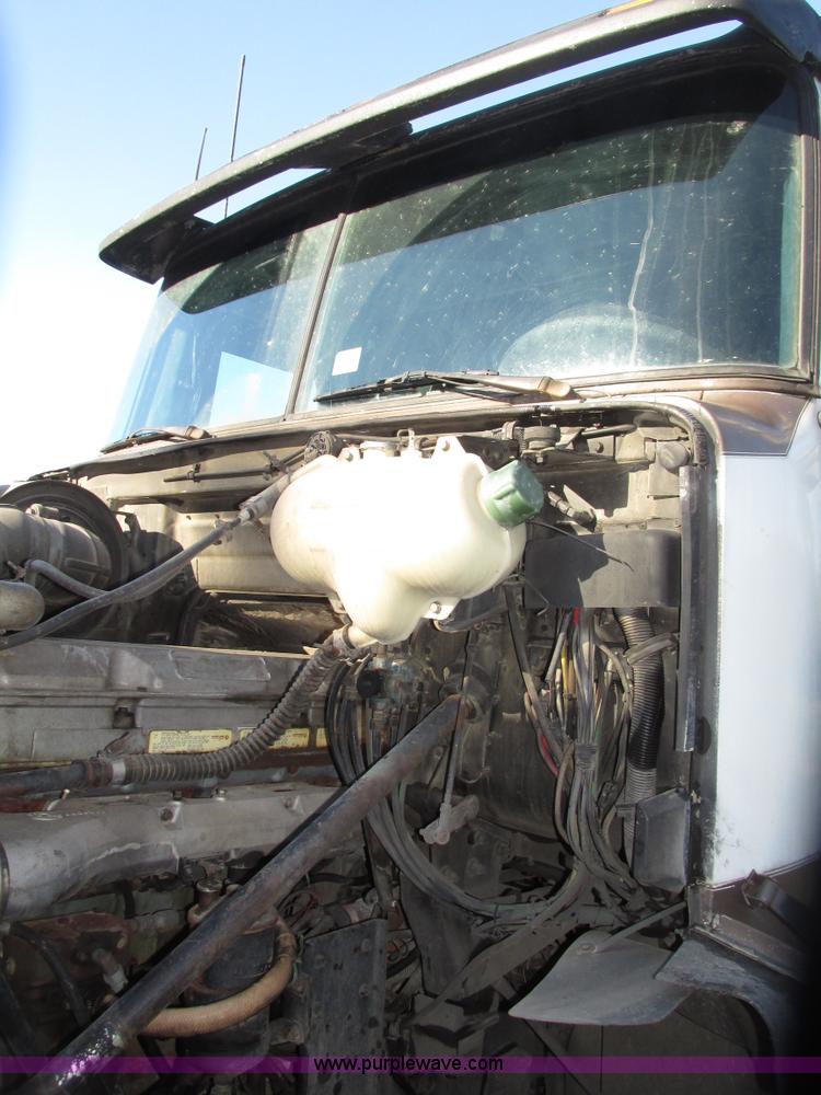 image for item G9906 1989 Volvo WIA semi truck