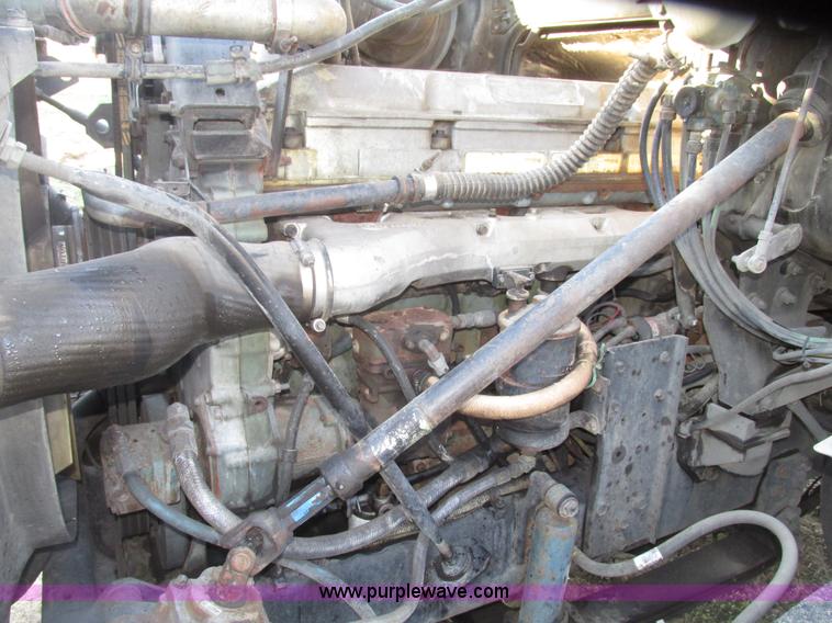 image for item G9906 1989 Volvo WIA semi truck