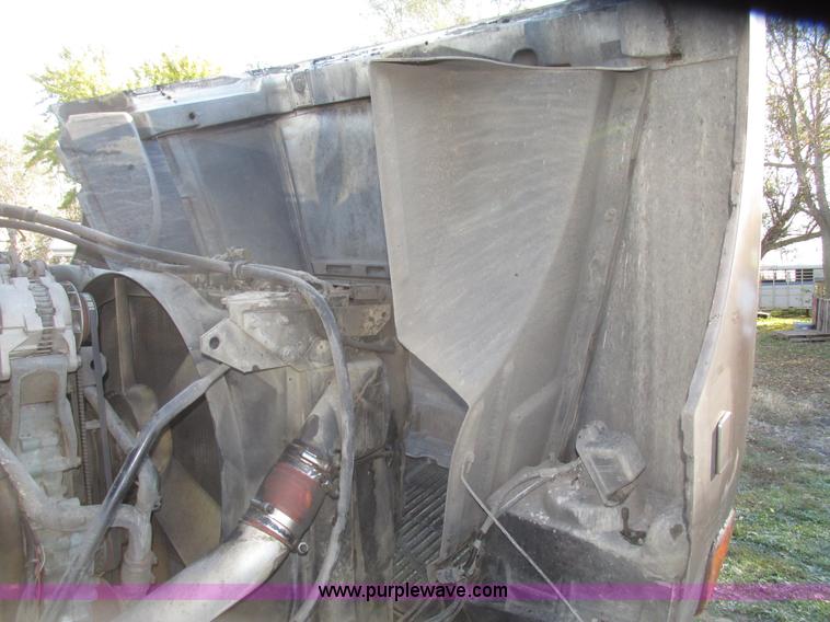 image for item G9906 1989 Volvo WIA semi truck