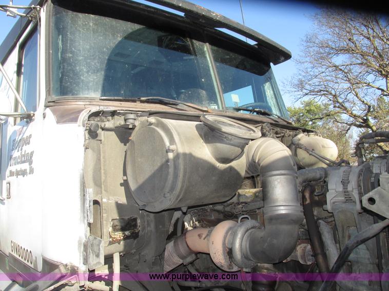 image for item G9906 1989 Volvo WIA semi truck