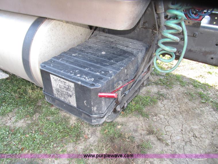 image for item G9906 1989 Volvo WIA semi truck