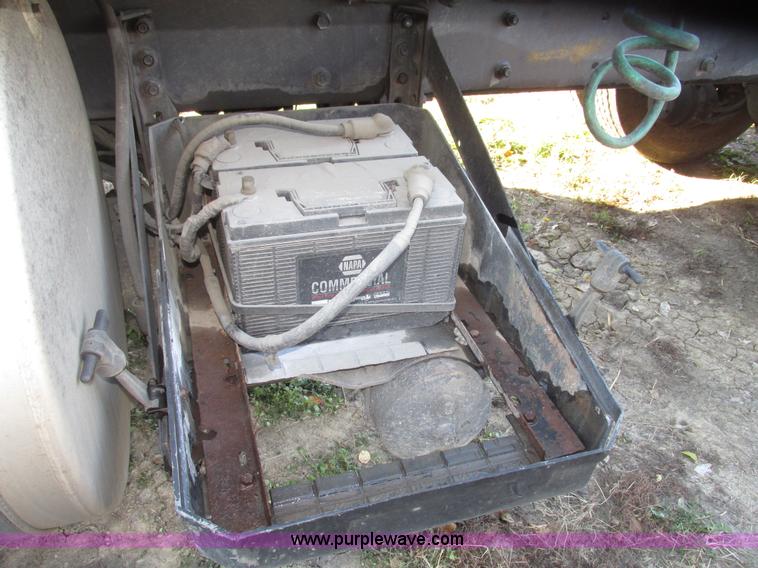 image for item G9906 1989 Volvo WIA semi truck