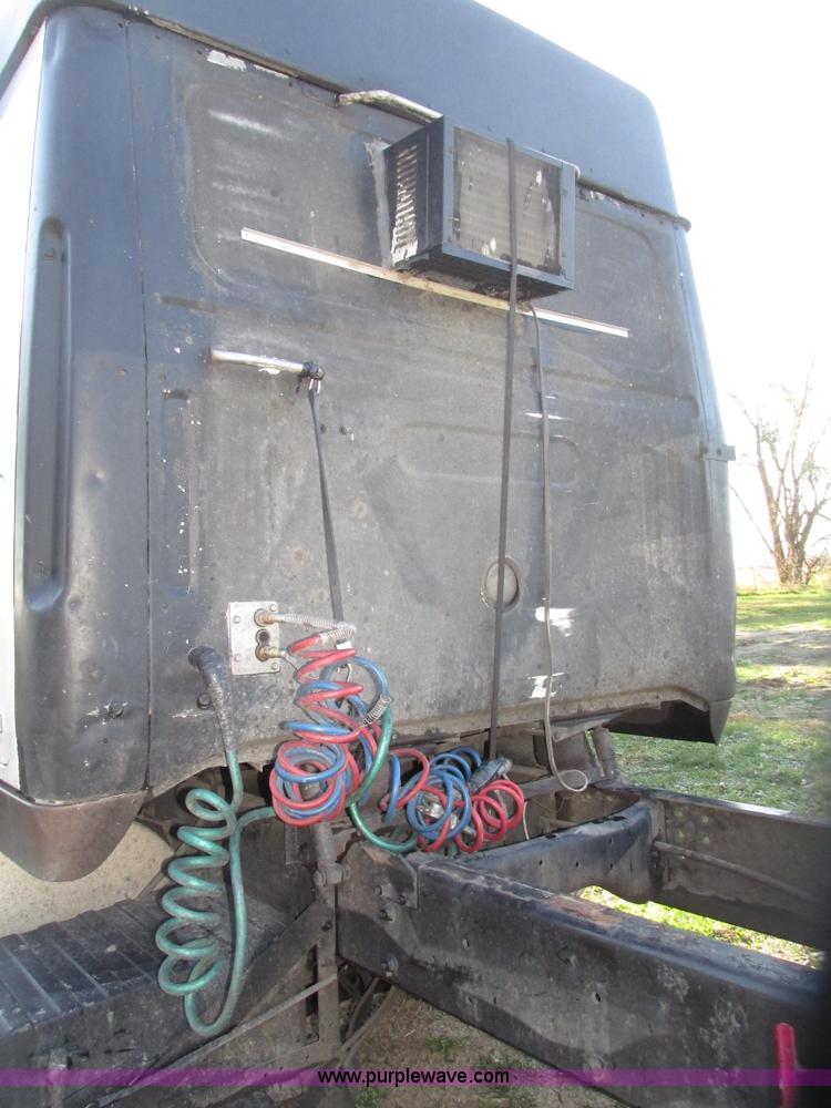 image for item G9906 1989 Volvo WIA semi truck