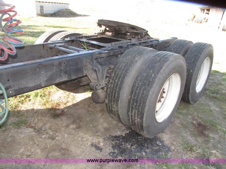 image for item G9906 1989 Volvo WIA semi truck