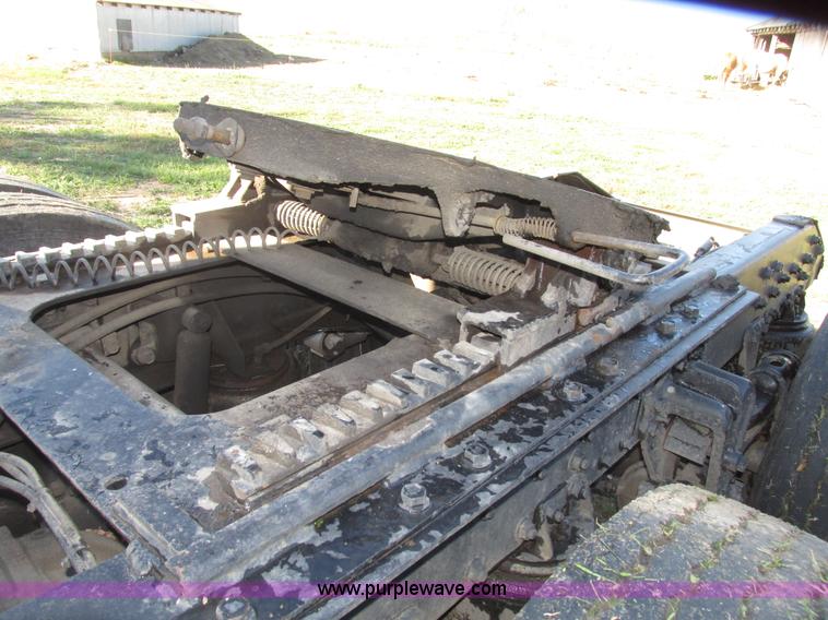 image for item G9906 1989 Volvo WIA semi truck