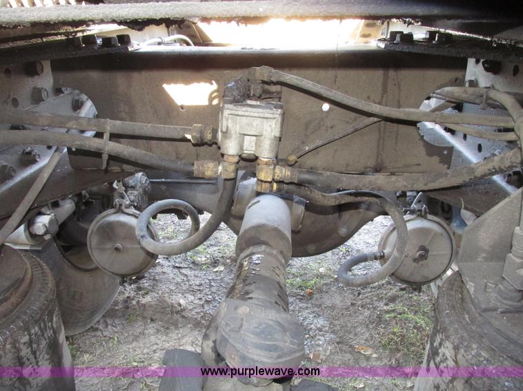 image for item G9906 1989 Volvo WIA semi truck