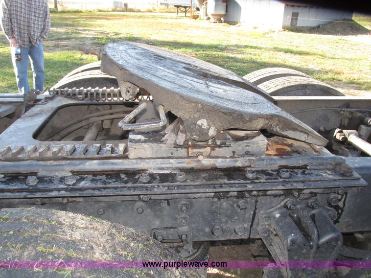 image for item G9906 1989 Volvo WIA semi truck