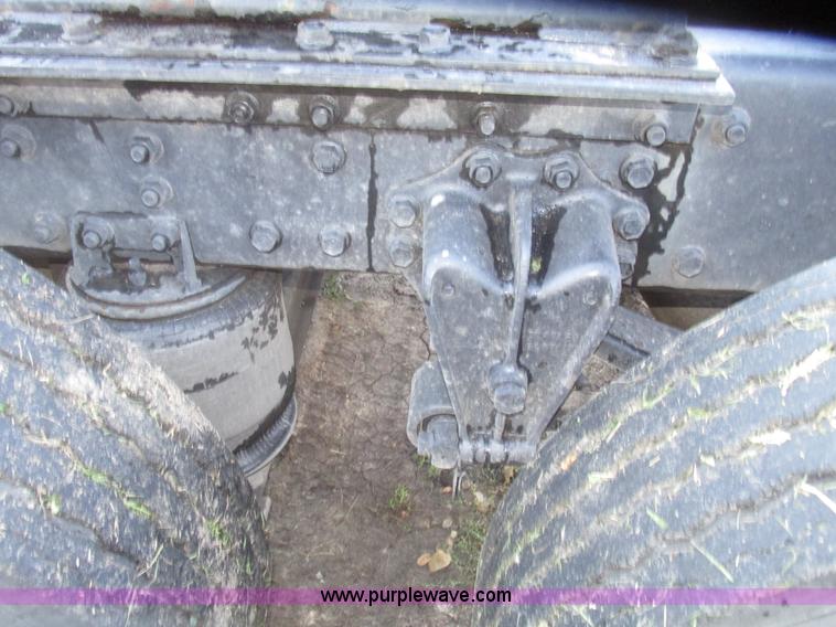 image for item G9906 1989 Volvo WIA semi truck