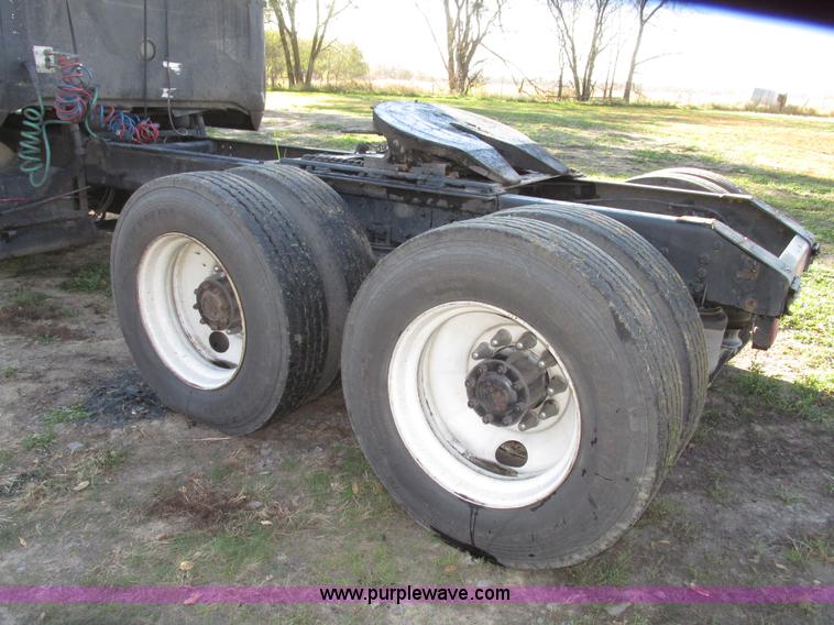 image for item G9906 1989 Volvo WIA semi truck