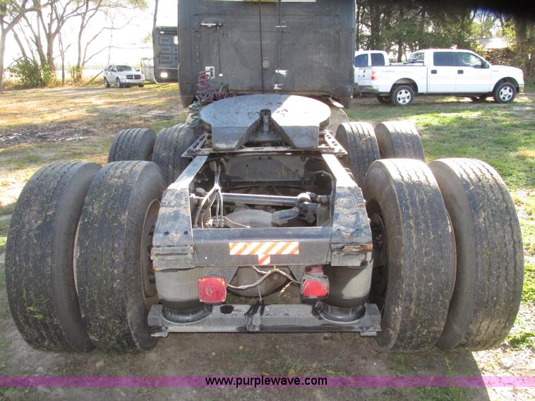 image for item G9906 1989 Volvo WIA semi truck