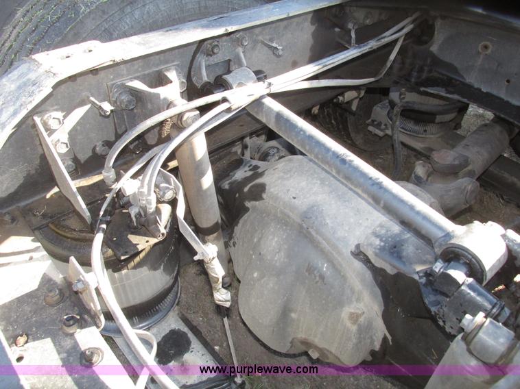 image for item G9906 1989 Volvo WIA semi truck