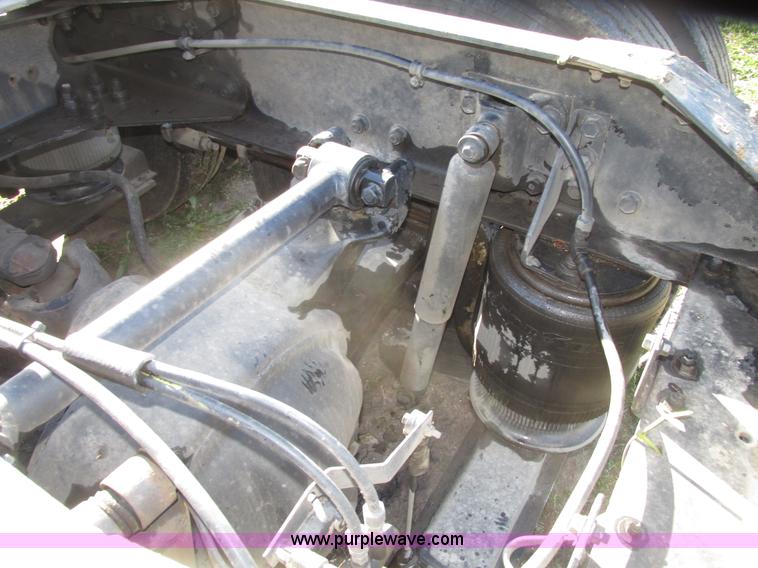 image for item G9906 1989 Volvo WIA semi truck