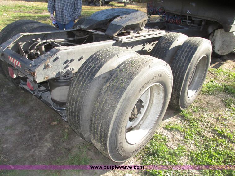 image for item G9906 1989 Volvo WIA semi truck