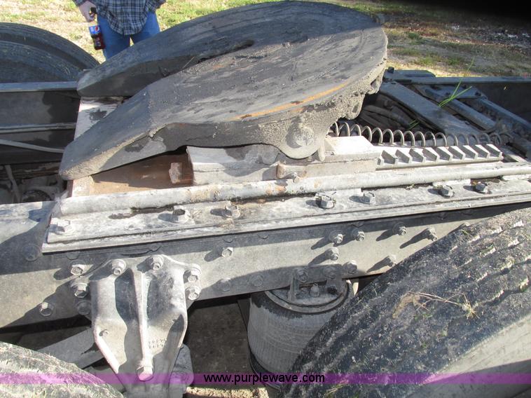 image for item G9906 1989 Volvo WIA semi truck