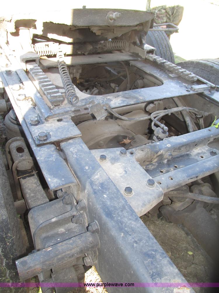 image for item G9906 1989 Volvo WIA semi truck