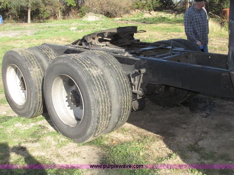 image for item G9906 1989 Volvo WIA semi truck