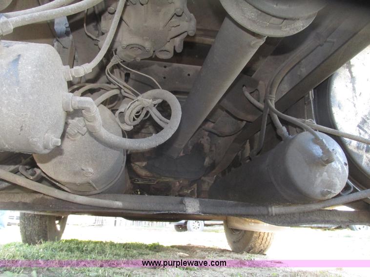 image for item G9906 1989 Volvo WIA semi truck