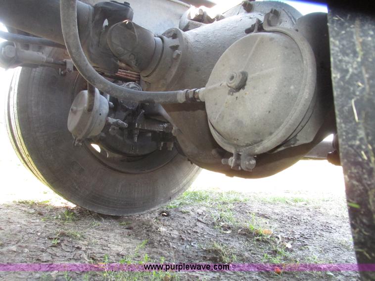 image for item G9906 1989 Volvo WIA semi truck