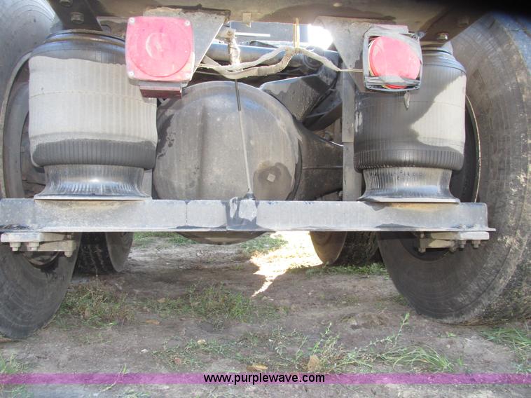 image for item G9906 1989 Volvo WIA semi truck