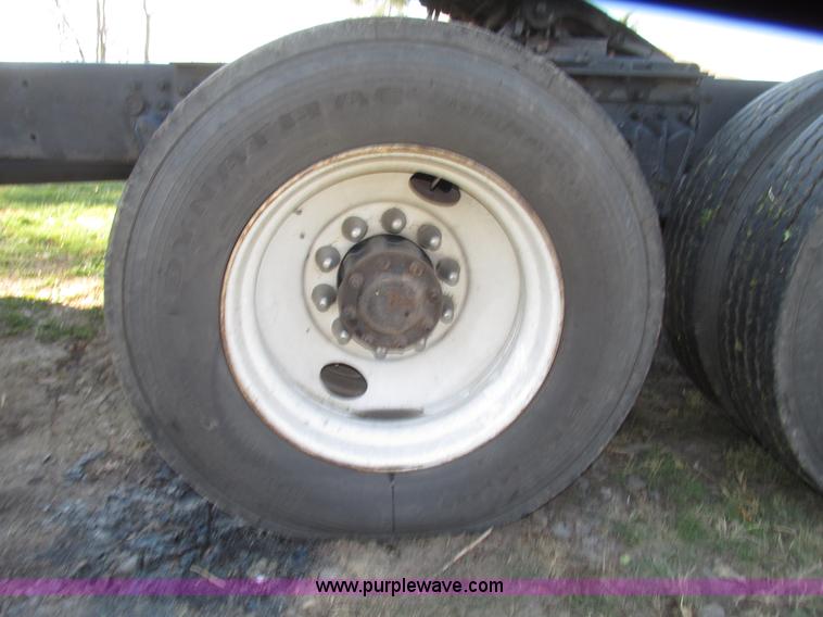 image for item G9906 1989 Volvo WIA semi truck