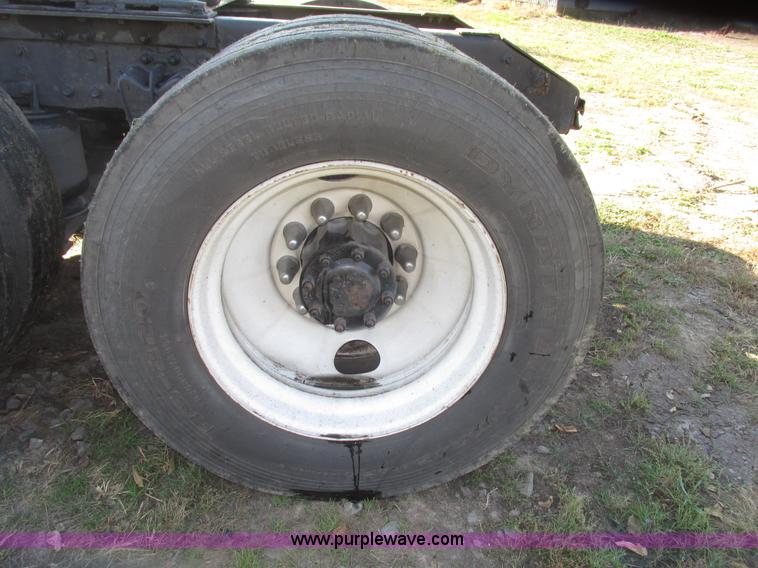 image for item G9906 1989 Volvo WIA semi truck