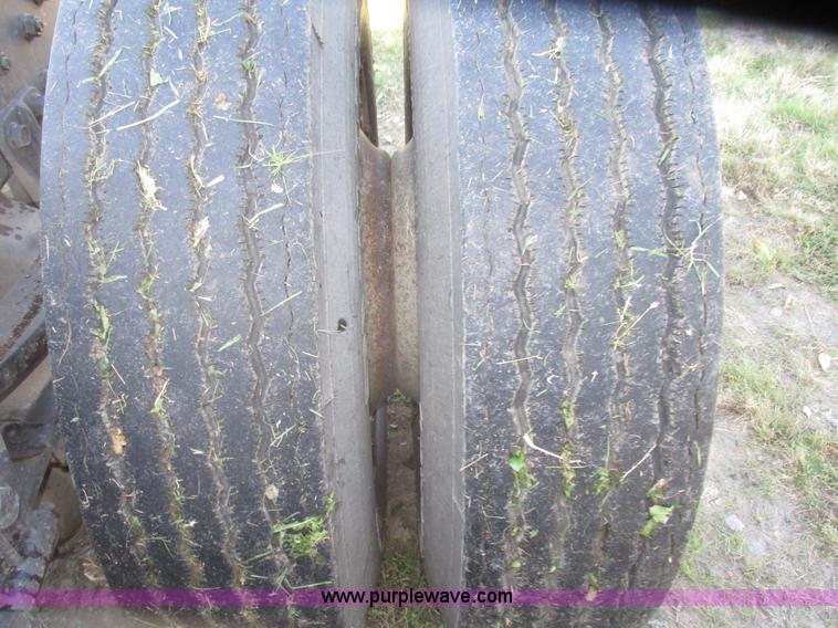 image for item G9906 1989 Volvo WIA semi truck