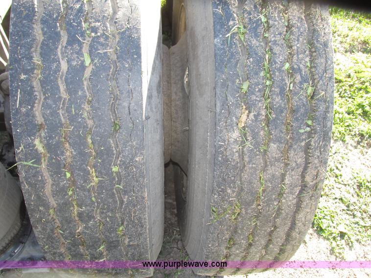 image for item G9906 1989 Volvo WIA semi truck