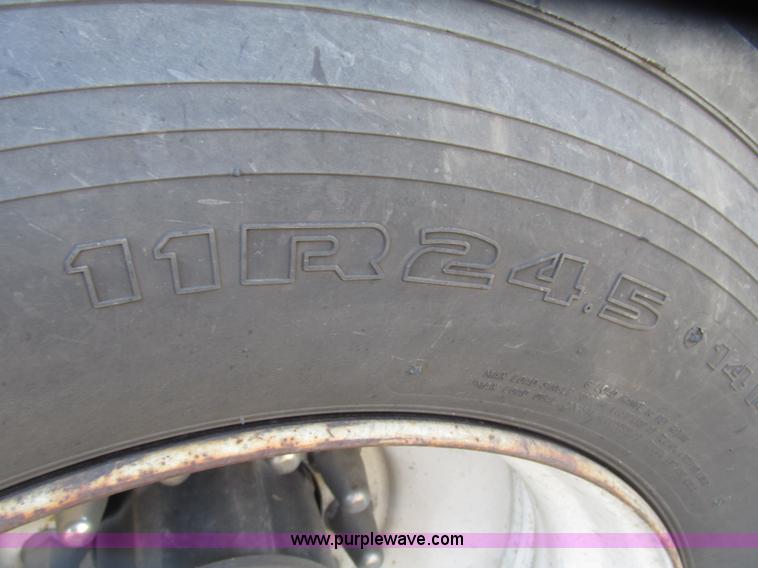 image for item G9906 1989 Volvo WIA semi truck