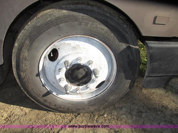 image for item G9906 1989 Volvo WIA semi truck