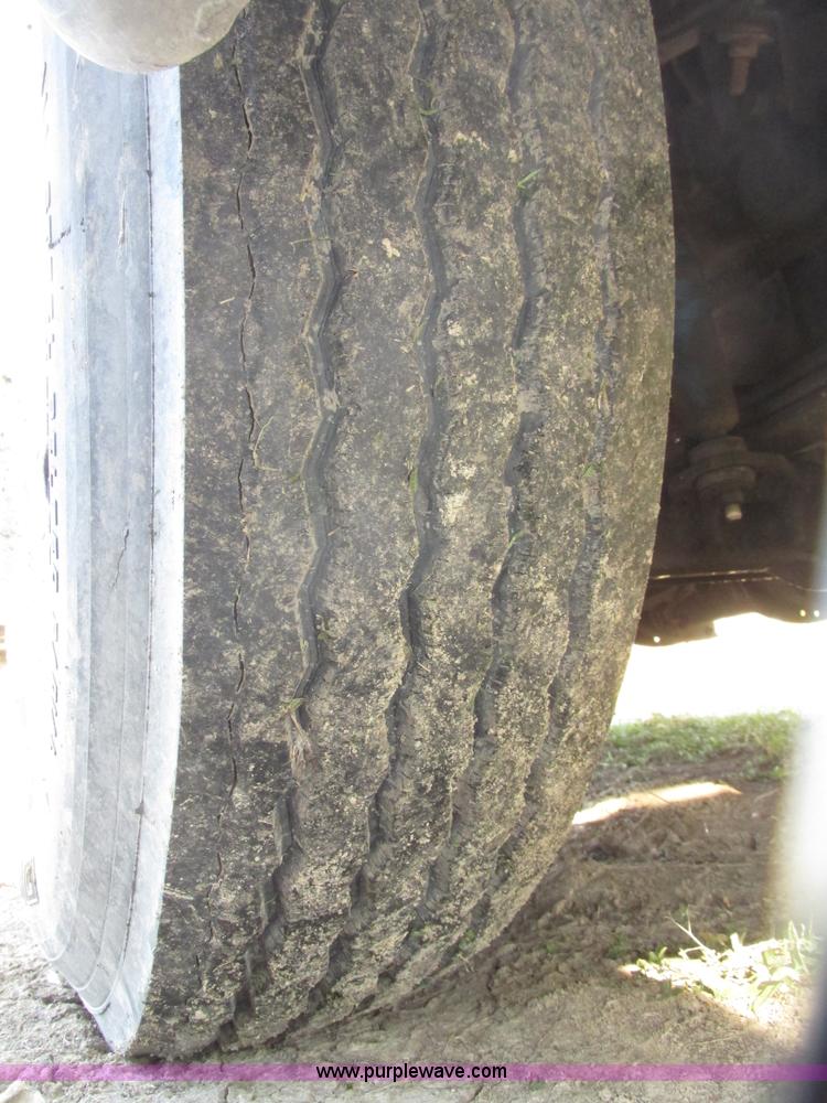 image for item G9906 1989 Volvo WIA semi truck