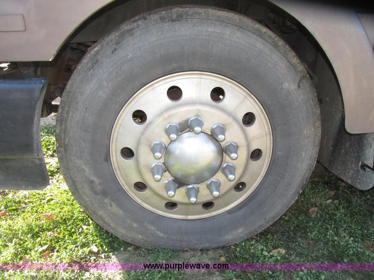 image for item G9906 1989 Volvo WIA semi truck