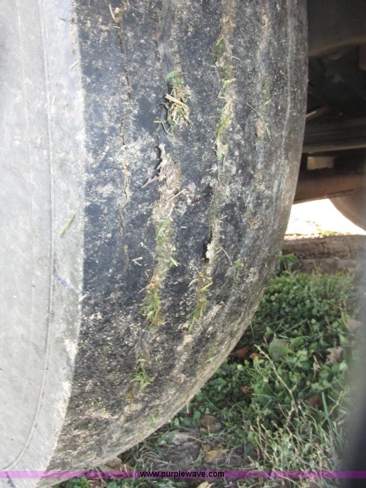 image for item G9906 1989 Volvo WIA semi truck