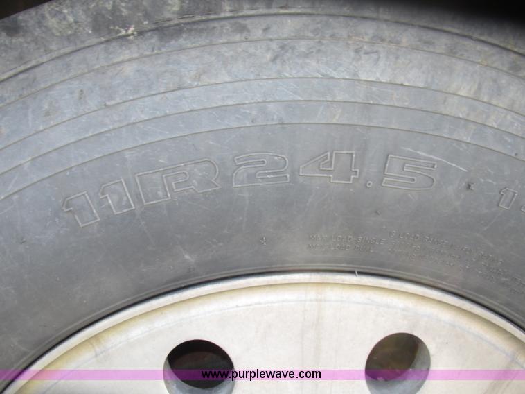 image for item G9906 1989 Volvo WIA semi truck