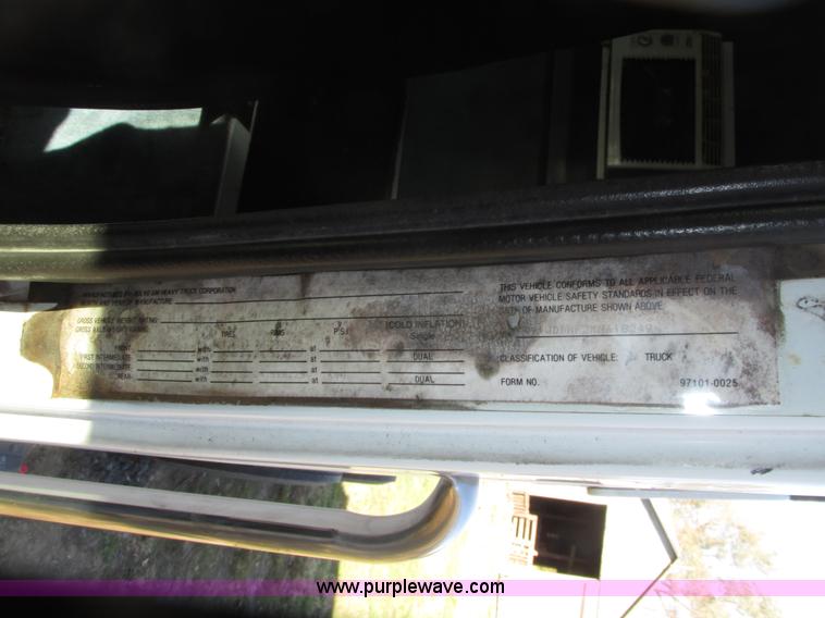 image for item G9906 1989 Volvo WIA semi truck