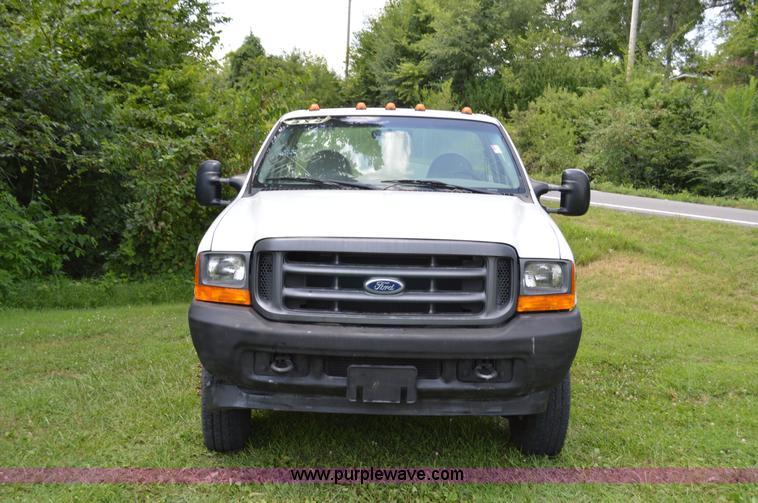 image for item H2859 2001 Ford F350 Super Duty XL truck cab and chassis