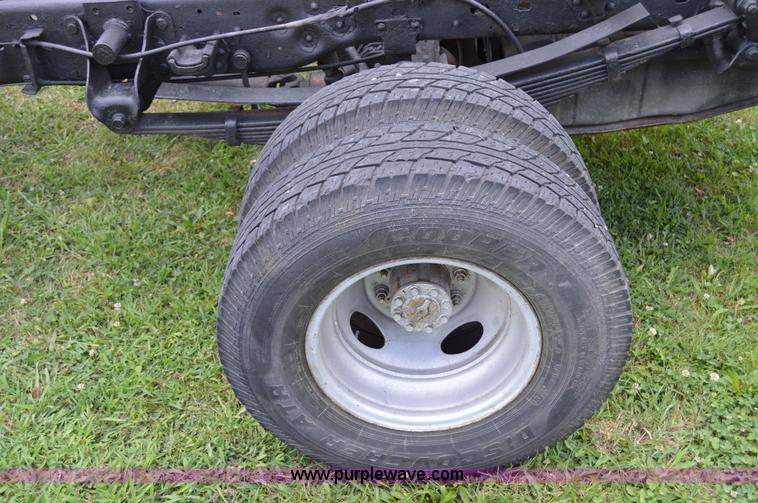 image for item H2859 2001 Ford F350 Super Duty XL truck cab and chassis