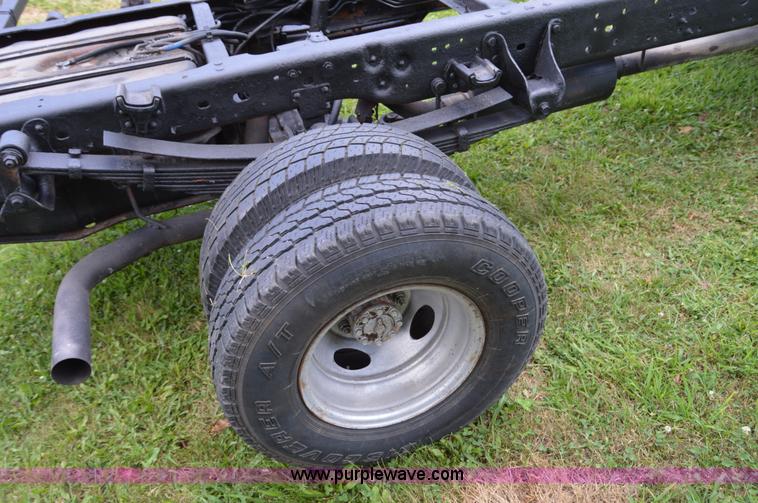 image for item H2859 2001 Ford F350 Super Duty XL truck cab and chassis