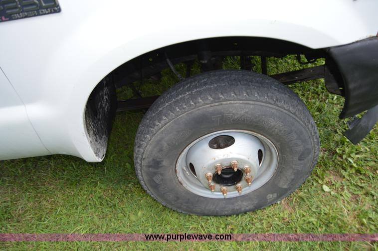 image for item H2859 2001 Ford F350 Super Duty XL truck cab and chassis