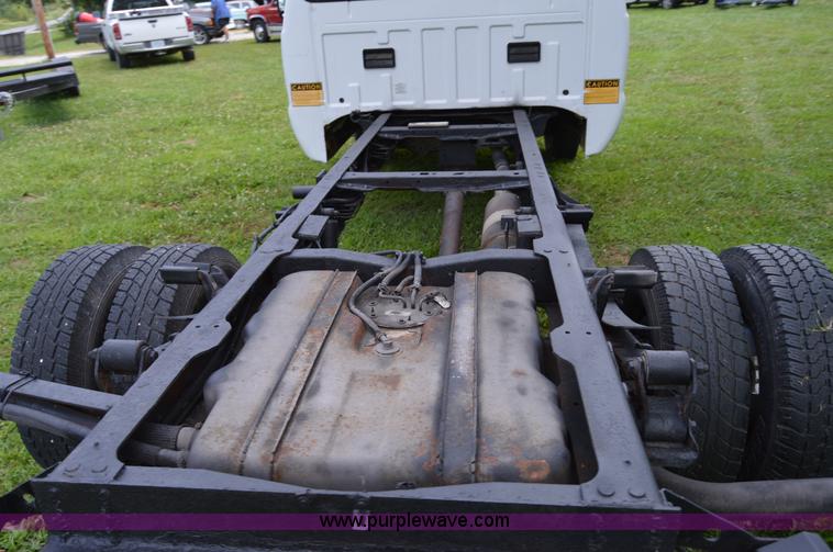image for item H2859 2001 Ford F350 Super Duty XL truck cab and chassis