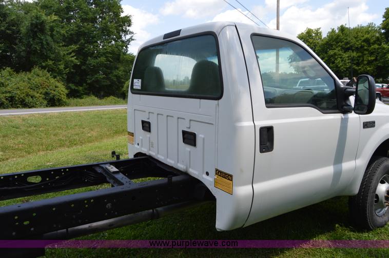 image for item H2859 2001 Ford F350 Super Duty XL truck cab and chassis