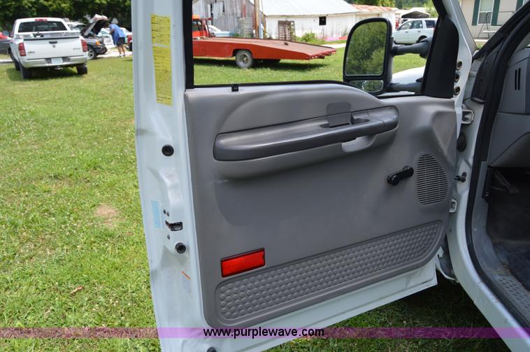 image for item H2859 2001 Ford F350 Super Duty XL truck cab and chassis