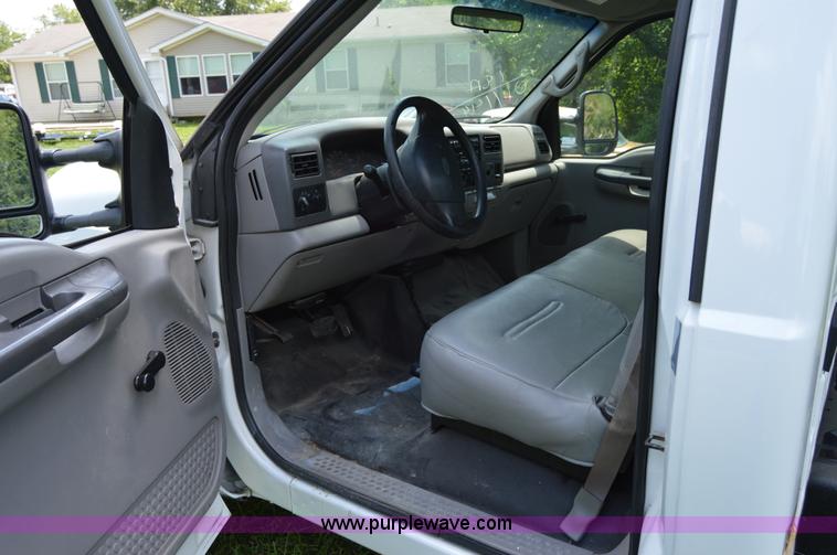 image for item H2859 2001 Ford F350 Super Duty XL truck cab and chassis