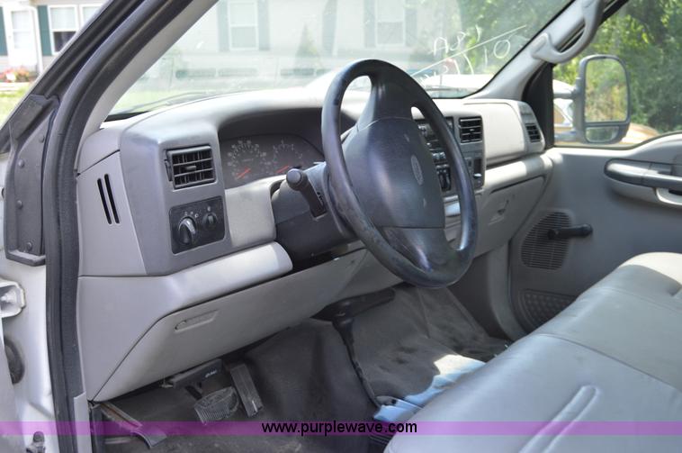 image for item H2859 2001 Ford F350 Super Duty XL truck cab and chassis