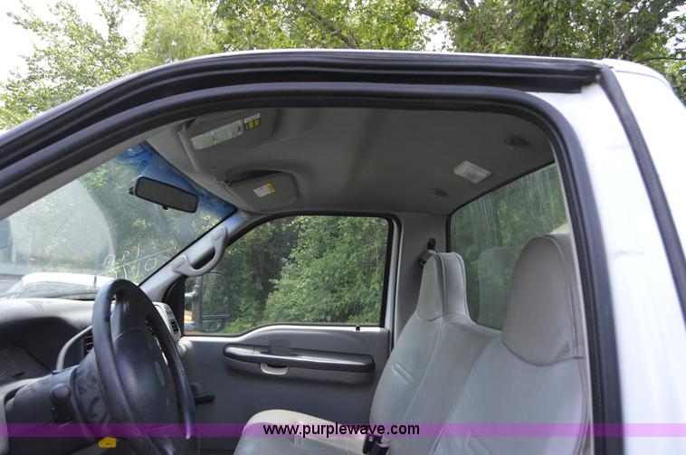 image for item H2859 2001 Ford F350 Super Duty XL truck cab and chassis