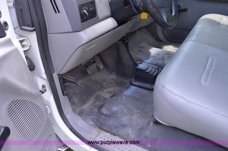 image for item H2859 2001 Ford F350 Super Duty XL truck cab and chassis