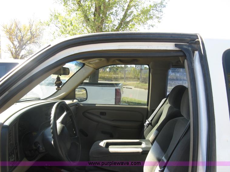 image for item H8749 2001 Chevrolet Silverado 1500 Ext. Cab pickup truck