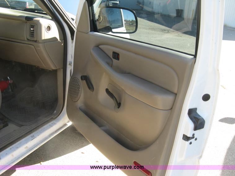 image for item H8749 2001 Chevrolet Silverado 1500 Ext. Cab pickup truck