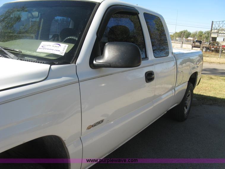 image for item H8749 2001 Chevrolet Silverado 1500 Ext. Cab pickup truck