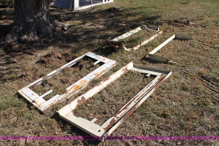 (4) bish header adapters in Isabel, KS Item H8752 sold Purple Wave